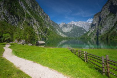Berchtesgaden Ulusal Parkı, Yukarı Bavyera Alpleri, Almanya ve Avrupa 'daki Obersee Gölü yakınlarındaki dağ vadisinin güzel manzarası. Doğa konseptinin güzelliği.