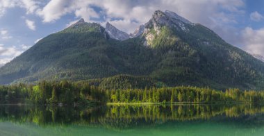 Dağ manzarası ve güzel Hintersee gölde Berchtesgaden Milli Parkı, üst Bavyera Alpleri, Almanya, Avrupa görünümünü. Doğa kavramı arka plan güzelliği.
