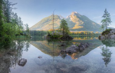 Dağ manzarası ve güzel Hintersee gölde Berchtesgaden Milli Parkı, üst Bavyera Alpleri, Almanya, Avrupa görünümünü. Doğa kavramı arka plan güzelliği.