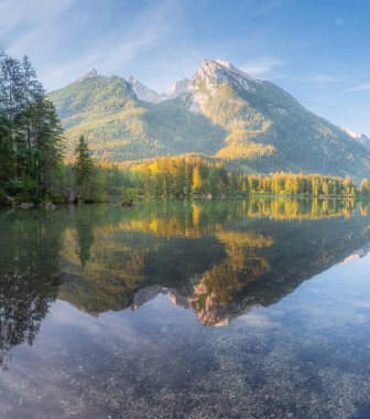 Dağ manzarası ve güzel Hintersee gölde Berchtesgaden Milli Parkı, üst Bavyera Alpleri, Almanya, Avrupa görünümünü. Doğa kavramı arka plan güzelliği.