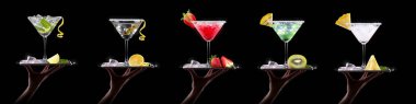 Bira, martini, soda, şampanya, siyah arka planda izole edilmiş viski gibi farklı alkollü kokteyller.