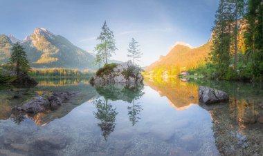 Dağ manzarası ve güzel Hintersee gölde Berchtesgaden Milli Parkı, üst Bavyera Alpleri, Almanya, Avrupa görünümünü. Doğa kavramı arka plan güzelliği.