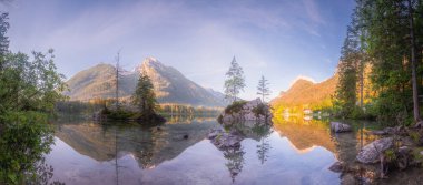 Dağ manzarası ve güzel Hintersee gölde Berchtesgaden Milli Parkı, üst Bavyera Alpleri, Almanya, Avrupa görünümünü. Doğa kavramı arka plan güzelliği.