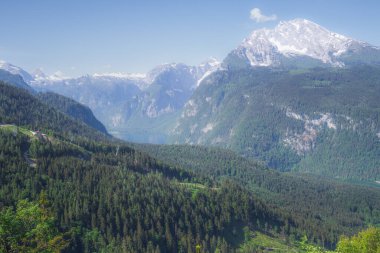 Berchtesgaden Ulusal Parkı 'ndaki Jenner Dağı yakınlarındaki dağ vadisi manzarası, Yukarı Bavyera Alpleri, Almanya, Avrupa. Doğa konseptinin güzelliği.