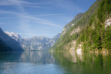Berchtesgaden Ulusal Parkı 'ndaki Jenner Dağı yakınlarındaki Konigsee Gölü manzarası, Yukarı Bavyera Alpleri, Almanya, Avrupa. Doğa konseptinin güzelliği.