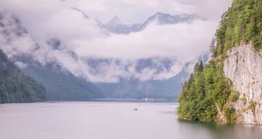 Berchtesgaden Ulusal Parkı 'ndaki Jenner Dağı yakınlarındaki Konigsee Gölü manzarası, Yukarı Bavyera Alpleri, Almanya, Avrupa. Doğa konseptinin güzelliği.