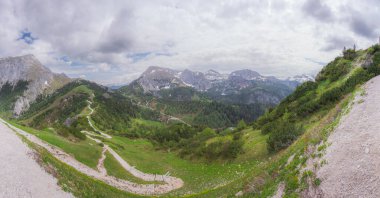 Berchtesgaden Ulusal Parkı, Yukarı Bavyera Alpleri, Almanya ve Avrupa 'daki Jenner Dağı yakınlarındaki dağ vadisinin güzel manzarası. Doğa konseptinin güzelliği.