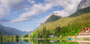 Dağ manzarası ve güzel Hintersee gölde Berchtesgaden Milli Parkı, üst Bavyera Alpleri, Almanya, Avrupa görünümünü. Doğa kavramı arka plan güzelliği.