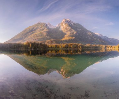 Dağ manzarası ve güzel Hintersee gölde Berchtesgaden Milli Parkı, üst Bavyera Alpleri, Almanya, Avrupa görünümünü. Doğa kavramı arka plan güzelliği.