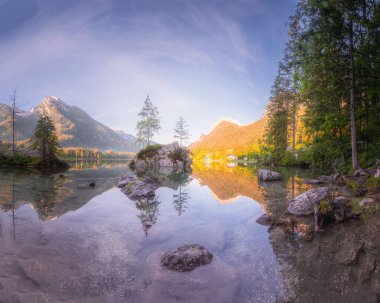 Dağ manzarası ve güzel Hintersee gölde Berchtesgaden Milli Parkı, üst Bavyera Alpleri, Almanya, Avrupa görünümünü. Doğa kavramı arka plan güzelliği.