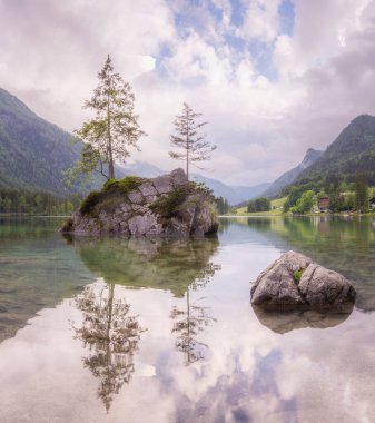 Dağ manzarası ve güzel Hintersee gölde Berchtesgaden Milli Parkı, üst Bavyera Alpleri, Almanya, Avrupa görünümünü. Doğa kavramı arka plan güzelliği.