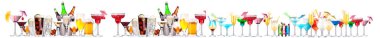 Bira, martini, soda, şampanya, beyaz arka planda izole edilmiş viski gibi farklı alkollü kokteyller.