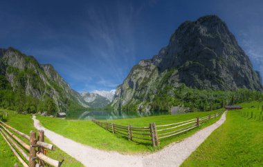 Berchtesgaden Ulusal Parkı, Yukarı Bavyera Alpleri, Almanya ve Avrupa 'daki Obersee Gölü yakınlarındaki dağ vadisinin güzel manzarası. Doğa konseptinin güzelliği.