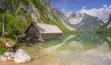 Berchtesgaden Ulusal Parkı 'ndaki Bootshaus am Obersee Gölü, Yukarı Bavyera Alpleri, Almanya, Avrupa. Doğa konseptinin güzelliği.