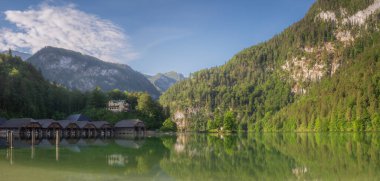 Berchtesgaden Ulusal Parkı, Alpler Almanya, Avrupa 'daki Konigsee Gölü' ndeki yolcu vapuru istasyonu veya rıhtımı. Doğa konseptinin güzelliği.