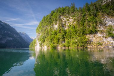 Berchtesgaden Ulusal Parkı 'ndaki Jenner Dağı yakınlarındaki Konigsee Gölü manzarası, Yukarı Bavyera Alpleri, Almanya, Avrupa. Doğa konseptinin güzelliği.