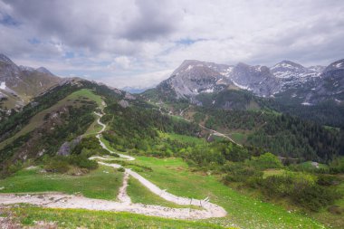 Berchtesgaden Ulusal Parkı, Yukarı Bavyera Alpleri, Almanya ve Avrupa 'daki Jenner Dağı yakınlarındaki dağ vadisinin güzel manzarası. Doğa konseptinin güzelliği.