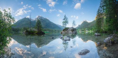 Dağ manzarası ve güzel Hintersee gölde Berchtesgaden Milli Parkı, üst Bavyera Alpleri, Almanya, Avrupa görünümünü. Doğa kavramı arka plan güzelliği.
