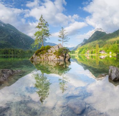 Dağ manzarası ve güzel Hintersee gölde Berchtesgaden Milli Parkı, üst Bavyera Alpleri, Almanya, Avrupa görünümünü. Doğa kavramı arka plan güzelliği.
