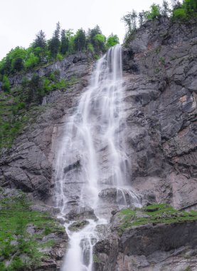 Berchtesgaden Ulusal Parkı 'ndaki Konigssee Gölü yakınlarındaki Rothbach Şelalesi' nin güzel manzarası, Yukarı Bavyera Alpleri, Almanya, Avrupa. Doğa konseptinin güzelliği.