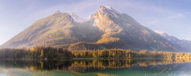 Dağ manzarası ve güzel Hintersee gölde Berchtesgaden Milli Parkı, üst Bavyera Alpleri, Almanya, Avrupa görünümünü. Doğa kavramı arka plan güzelliği.