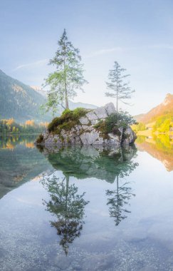 Dağ manzarası ve güzel Hintersee gölde Berchtesgaden Milli Parkı, üst Bavyera Alpleri, Almanya, Avrupa görünümünü. Doğa kavramı arka plan güzelliği.