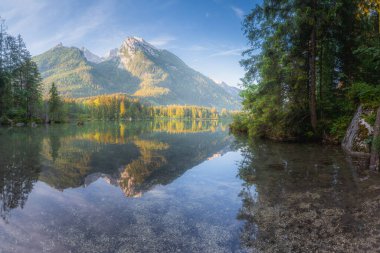 Dağ manzarası ve güzel Hintersee gölde Berchtesgaden Milli Parkı, üst Bavyera Alpleri, Almanya, Avrupa görünümünü. Doğa kavramı arka plan güzelliği.