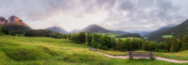 Berchtesgaden Ulusal Parkı, Yukarı Bavyera Alpleri, Almanya, Avrupa 'daki Hintersee Gölü yakınında yol ve bank ile Meadow. Gökyüzü yolu kırpılıyor