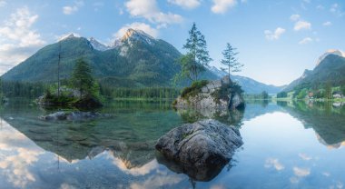 Dağ manzarası ve güzel Hintersee gölde Berchtesgaden Milli Parkı, üst Bavyera Alpleri, Almanya, Avrupa görünümünü. Doğa kavramı arka plan güzelliği.