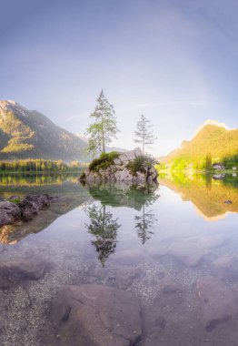 Dağ manzarası ve güzel Hintersee gölde Berchtesgaden Milli Parkı, üst Bavyera Alpleri, Almanya, Avrupa görünümünü. Doğa kavramı arka plan güzelliği.