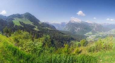 Berchtesgaden Ulusal Parkı 'ndaki Jenner Dağı yakınlarındaki dağ vadisi manzarası, Yukarı Bavyera Alpleri, Almanya, Avrupa. Doğa konseptinin güzelliği.