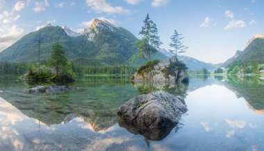 Dağ manzarası ve güzel Hintersee gölde Berchtesgaden Milli Parkı, üst Bavyera Alpleri, Almanya, Avrupa görünümünü. Doğa kavramı arka plan güzelliği.