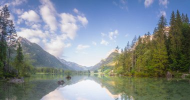 Dağ manzarası ve güzel Hintersee gölde Berchtesgaden Milli Parkı, üst Bavyera Alpleri, Almanya, Avrupa görünümünü. Doğa kavramı arka plan güzelliği.