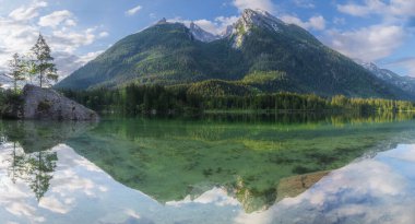 Dağ manzarası ve güzel Hintersee gölde Berchtesgaden Milli Parkı, üst Bavyera Alpleri, Almanya, Avrupa görünümünü. Doğa kavramı arka plan güzelliği.