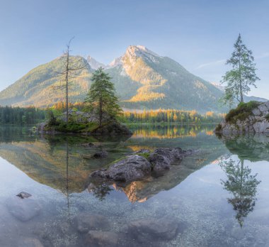 Dağ manzarası ve güzel Hintersee gölde Berchtesgaden Milli Parkı, üst Bavyera Alpleri, Almanya, Avrupa görünümünü. Doğa kavramı arka plan güzelliği.
