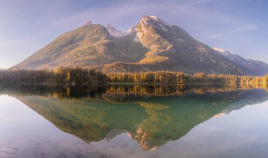 Dağ manzarası ve güzel Hintersee gölde Berchtesgaden Milli Parkı, üst Bavyera Alpleri, Almanya, Avrupa görünümünü. Doğa kavramı arka plan güzelliği.