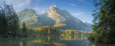 Dağ manzarası ve güzel Hintersee gölde Berchtesgaden Milli Parkı, üst Bavyera Alpleri, Almanya, Avrupa görünümünü. Doğa kavramı arka plan güzelliği.