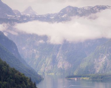 Berchtesgaden Ulusal Parkı 'ndaki Jenner Dağı yakınlarındaki Konigsee Gölü manzarası, Yukarı Bavyera Alpleri, Almanya, Avrupa. Doğa konseptinin güzelliği.