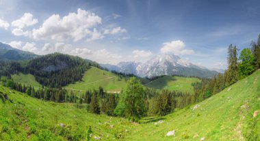 Berchtesgaden Ulusal Parkı, Yukarı Bavyera Alpleri, Almanya ve Avrupa 'daki Jenner Dağı yakınlarındaki dağ vadisinin güzel manzarası. Doğa konseptinin güzelliği.