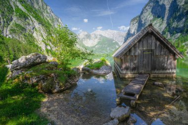 Berchtesgaden Ulusal Parkı 'ndaki Bootshaus am Obersee Gölü, Yukarı Bavyera Alpleri, Almanya, Avrupa. Doğa konseptinin güzelliği.