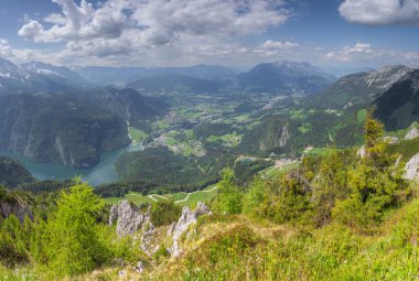 Berchtesgaden Ulusal Parkı, Yukarı Bavyera Alpleri, Almanya ve Avrupa 'daki Jenner Dağı yakınlarındaki dağ vadisinin güzel manzarası. Doğa konseptinin güzelliği.