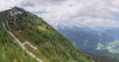 Berchtesgaden Ulusal Parkı 'ndaki Klettersteige am Jenner Dağı yakınlarındaki dağ vadisi manzarası, Yukarı Bavyera Alpleri, Almanya, Avrupa. Doğa konseptinin güzelliği.