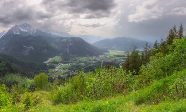 Jenner bağla Berchtesgaden Milli Parkı, üst Bavyera Alpleri, Almanya, Avrupa'Konigsee gölden görünümünü. Doğa kavramı arka plan güzelliği.