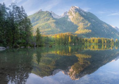 Dağ manzarası ve güzel Hintersee gölde Berchtesgaden Milli Parkı, üst Bavyera Alpleri, Almanya, Avrupa görünümünü. Doğa kavramı arka plan güzelliği.