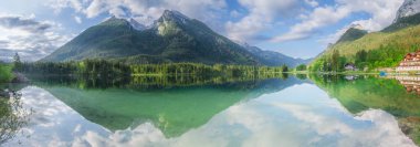 Dağ manzarası ve güzel Hintersee gölde Berchtesgaden Milli Parkı, üst Bavyera Alpleri, Almanya, Avrupa görünümünü. Doğa kavramı arka plan güzelliği.