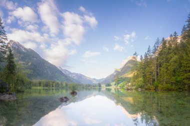 Dağ manzarası ve güzel Hintersee gölde Berchtesgaden Milli Parkı, üst Bavyera Alpleri, Almanya, Avrupa görünümünü. Doğa kavramı arka plan güzelliği.
