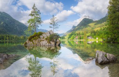 Dağ manzarası ve güzel Hintersee gölde Berchtesgaden Milli Parkı, üst Bavyera Alpleri, Almanya, Avrupa görünümünü. Doğa kavramı arka plan güzelliği.