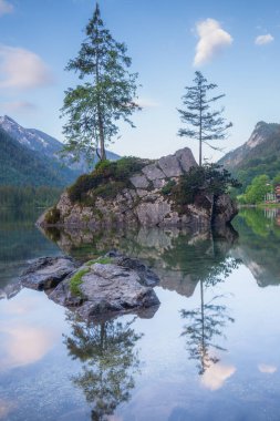 Dağ manzarası ve güzel Hintersee gölde Berchtesgaden Milli Parkı, üst Bavyera Alpleri, Almanya, Avrupa görünümünü. Doğa kavramı arka plan güzelliği.