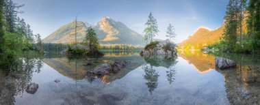 Dağ manzarası ve güzel Hintersee gölde Berchtesgaden Milli Parkı, üst Bavyera Alpleri, Almanya, Avrupa görünümünü. Doğa kavramı arka plan güzelliği.