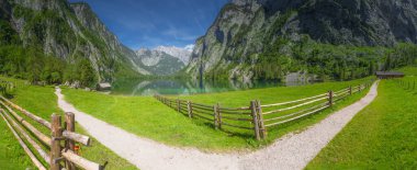 Berchtesgaden Ulusal Parkı, Yukarı Bavyera Alpleri, Almanya ve Avrupa 'daki Obersee Gölü yakınlarındaki dağ vadisinin güzel manzarası. Doğa konseptinin güzelliği.